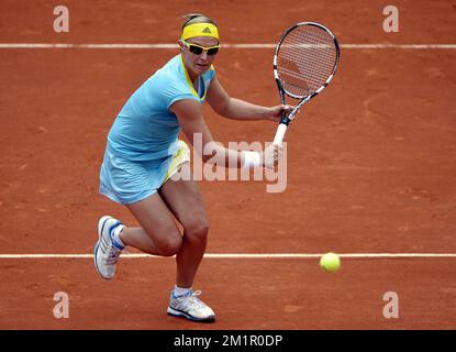 Belgischer Kirsten Flipkens in Aktion während des Spiels zwischen italienischer Francesca Schiavone (WTA 50) und belgischer Kirsten Flipkens (WTA 21) in der zweiten Runde des französischen Turniers Roland Garros 2013 im Roland Garros Stadion in Paris, Freitag, den 31. Mai 2013. Das Tennisturnier Roland Garros Grand Slam findet vom 21. Mai bis 09. Juni 2013 statt. BELGA FOTO ERIC LALMAND Stockfoto