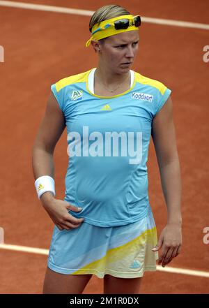 Belgische Kirsten Flipkens, die während des Spiels zwischen der italienischen Francesca Schiavone (WTA 50) und der belgischen Kirsten Flipkens (WTA 21) in der zweiten Runde des Turniers Roland Garros 2013 im Roland Garros Stadion in Paris am Freitag, den 31. Mai 2013, gefilmt wurden. Das Tennisturnier Roland Garros Grand Slam findet vom 21. Mai bis 09. Juni 2013 statt. BELGA FOTO ERIC LALMAND Stockfoto