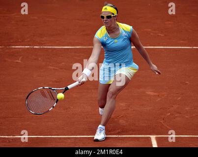 Belgischer Kirsten Flipkens in Aktion während des Spiels zwischen italienischer Francesca Schiavone (WTA 50) und belgischer Kirsten Flipkens (WTA 21) in der zweiten Runde des französischen Turniers Roland Garros 2013 im Roland Garros Stadion in Paris, Freitag, den 31. Mai 2013. Das Tennisturnier Roland Garros Grand Slam findet vom 21. Mai bis 09. Juni 2013 statt. BELGA FOTO ERIC LALMAND Stockfoto