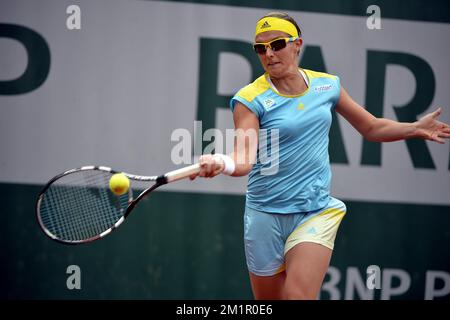 Belgischer Kirsten Flipkens in Aktion während des Spiels zwischen italienischer Francesca Schiavone (WTA 50) und belgischer Kirsten Flipkens (WTA 21) in der zweiten Runde des französischen Turniers Roland Garros 2013 im Roland Garros Stadion in Paris, Freitag, den 31. Mai 2013. Das Tennisturnier Roland Garros Grand Slam findet vom 21. Mai bis 09. Juni 2013 statt. BELGA FOTO ERIC LALMAND Stockfoto