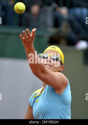 Belgischer Kirsten Flipkens in Aktion während des Spiels zwischen italienischer Francesca Schiavone (WTA 50) und belgischer Kirsten Flipkens (WTA 21) in der zweiten Runde des französischen Turniers Roland Garros 2013 im Roland Garros Stadion in Paris, Freitag, den 31. Mai 2013. Das Tennisturnier Roland Garros Grand Slam findet vom 21. Mai bis 09. Juni 2013 statt. BELGA FOTO ERIC LALMAND Stockfoto