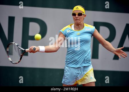Belgischer Kirsten Flipkens in Aktion während des Spiels zwischen italienischer Francesca Schiavone (WTA 50) und belgischer Kirsten Flipkens (WTA 21) in der zweiten Runde des französischen Turniers Roland Garros 2013 im Roland Garros Stadion in Paris, Freitag, den 31. Mai 2013. Das Tennisturnier Roland Garros Grand Slam findet vom 21. Mai bis 09. Juni 2013 statt. BELGA FOTO ERIC LALMAND Stockfoto