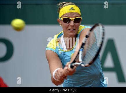 Belgischer Kirsten Flipkens in Aktion während des Spiels zwischen italienischer Francesca Schiavone (WTA 50) und belgischer Kirsten Flipkens (WTA 21) in der zweiten Runde des französischen Turniers Roland Garros 2013 im Roland Garros Stadion in Paris, Freitag, den 31. Mai 2013. Das Tennisturnier Roland Garros Grand Slam findet vom 21. Mai bis 09. Juni 2013 statt. BELGA FOTO ERIC LALMAND Stockfoto