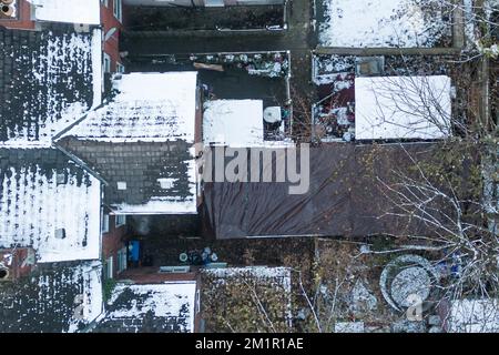 Clarence Road, Handsworth, 13.. Dezember 2022. Schwarze frostfreie Plane deckt das Gebiet ab, in dem die Polizei im Garten eines Hauses an der Clarence Road in Handsworth nach menschlichen Überresten sucht, wo die Detectives heute (Dienstag, 13. Dezember) begonnen haben, den Garten eines Handsworth-Grundstücks zu durchsuchen, nachdem sie Informationen über die mögliche Beerdigung menschlicher Überreste erhalten haben. Es wurden Informationen über den Tod eines Kindes in einem Haus in der Clarence Road im Jahr 2020 empfangen und eine Untersuchung wurde eingeleitet. Zwei Personen, ein Mann im Alter von 40 Jahren und eine Frau im Alter von 41 Jahren, wurden am 9. Dezember wegen des Verdachts der Verursachung oder aller Verursacher festgenommen Stockfoto