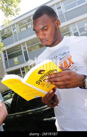 Christian Benteke posiert während eines Pressezeitpunkts für den Fotografen, während der Fußballspieler Christian Benteke das Buch von Raf Willems mit dem Titel „Sympathie für die Teufel, De Belgen in der Premier League“ über Red Devils, die am Samstag, den 08. Juni 2013 in englischen Fußballvereinen spielen, erhält. Benteke machte eine tolle Saison mit Aston Villa, wie andere belgische Spieler, Simon Mignolet, Vincent Kompany, Thomas Vermaelen, Jan Vertonghen, Moussa Dembele, Marouane Fellaini, Kevin Mirallas, Eden Hazard und Romelu Lukaku. Stockfoto