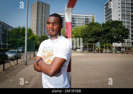 Christian Benteke posiert während eines Pressezeitpunkts für den Fotografen, während der Fußballspieler Christian Benteke das Buch von Raf Willems mit dem Titel „Sympathie für die Teufel, De Belgen in der Premier League“ über Red Devils, die am Samstag, den 08. Juni 2013 in englischen Fußballvereinen spielen, erhält. Benteke machte eine tolle Saison mit Aston Villa, wie andere belgische Spieler, Simon Mignolet, Vincent Kompany, Thomas Vermaelen, Jan Vertonghen, Moussa Dembele, Marouane Fellaini, Kevin Mirallas, Eden Hazard und Romelu Lukaku. Stockfoto