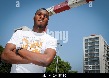 Christian Benteke posiert während eines Pressezeitpunkts für den Fotografen, während der Fußballspieler Christian Benteke das Buch von Raf Willems mit dem Titel „Sympathie für die Teufel, De Belgen in der Premier League“ über Red Devils, die am Samstag, den 08. Juni 2013 in englischen Fußballvereinen spielen, erhält. Benteke machte eine tolle Saison mit Aston Villa, wie andere belgische Spieler, Simon Mignolet, Vincent Kompany, Thomas Vermaelen, Jan Vertonghen, Moussa Dembele, Marouane Fellaini, Kevin Mirallas, Eden Hazard und Romelu Lukaku. Stockfoto