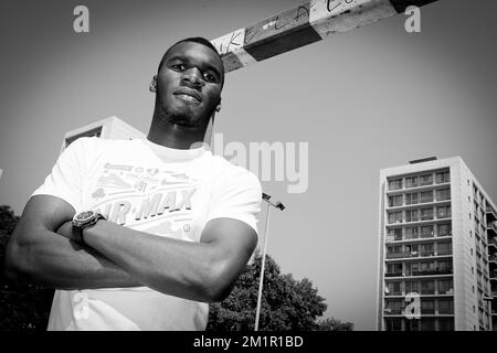 Christian Benteke posiert während eines Pressezeitpunkts für den Fotografen, während der Fußballspieler Christian Benteke das Buch von Raf Willems mit dem Titel „Sympathie für die Teufel, De Belgen in der Premier League“ über Red Devils, die am Samstag, den 08. Juni 2013 in englischen Fußballvereinen spielen, erhält. Benteke machte eine tolle Saison mit Aston Villa, wie andere belgische Spieler, Simon Mignolet, Vincent Kompany, Thomas Vermaelen, Jan Vertonghen, Moussa Dembele, Marouane Fellaini, Kevin Mirallas, Eden Hazard und Romelu Lukaku. Stockfoto