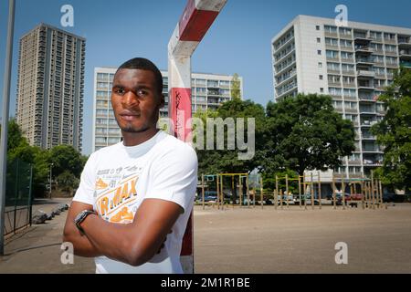 Christian Benteke posiert während eines Pressezeitpunkts für den Fotografen, während der Fußballspieler Christian Benteke das Buch von Raf Willems mit dem Titel „Sympathie für die Teufel, De Belgen in der Premier League“ über Red Devils, die am Samstag, den 08. Juni 2013 in englischen Fußballvereinen spielen, erhält. Benteke machte eine tolle Saison mit Aston Villa, wie andere belgische Spieler, Simon Mignolet, Vincent Kompany, Thomas Vermaelen, Jan Vertonghen, Moussa Dembele, Marouane Fellaini, Kevin Mirallas, Eden Hazard und Romelu Lukaku. Stockfoto