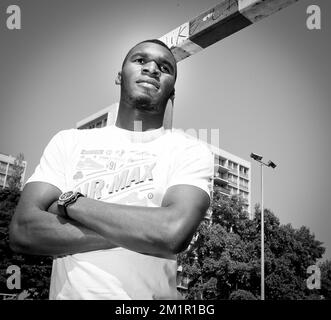 Christian Benteke posiert während eines Pressezeitpunkts für den Fotografen, während der Fußballspieler Christian Benteke das Buch von Raf Willems mit dem Titel „Sympathie für die Teufel, De Belgen in der Premier League“ über Red Devils, die am Samstag, den 08. Juni 2013 in englischen Fußballvereinen spielen, erhält. Benteke machte eine tolle Saison mit Aston Villa, wie andere belgische Spieler, Simon Mignolet, Vincent Kompany, Thomas Vermaelen, Jan Vertonghen, Moussa Dembele, Marouane Fellaini, Kevin Mirallas, Eden Hazard und Romelu Lukaku. Stockfoto