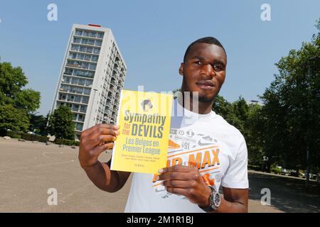 Christian Benteke posiert während eines Pressezeitpunkts für den Fotografen, während der Fußballspieler Christian Benteke das Buch von Raf Willems mit dem Titel „Sympathie für die Teufel, De Belgen in der Premier League“ über Red Devils, die am Samstag, den 08. Juni 2013 in englischen Fußballvereinen spielen, erhält. Benteke machte eine tolle Saison mit Aston Villa, wie andere belgische Spieler, Simon Mignolet, Vincent Kompany, Thomas Vermaelen, Jan Vertonghen, Moussa Dembele, Marouane Fellaini, Kevin Mirallas, Eden Hazard und Romelu Lukaku. Stockfoto