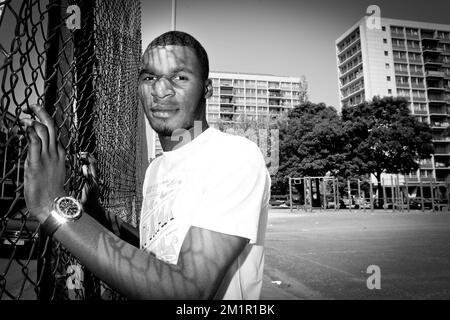 Christian Benteke posiert während eines Pressezeitpunkts für den Fotografen, während der Fußballspieler Christian Benteke das Buch von Raf Willems mit dem Titel „Sympathie für die Teufel, De Belgen in der Premier League“ über Red Devils, die am Samstag, den 08. Juni 2013 in englischen Fußballvereinen spielen, erhält. Benteke machte eine tolle Saison mit Aston Villa, wie andere belgische Spieler, Simon Mignolet, Vincent Kompany, Thomas Vermaelen, Jan Vertonghen, Moussa Dembele, Marouane Fellaini, Kevin Mirallas, Eden Hazard und Romelu Lukaku. Stockfoto