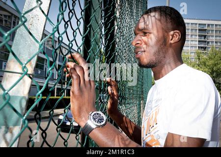 Christian Benteke posiert während eines Pressezeitpunkts für den Fotografen, während der Fußballspieler Christian Benteke das Buch von Raf Willems mit dem Titel „Sympathie für die Teufel, De Belgen in der Premier League“ über Red Devils, die am Samstag, den 08. Juni 2013 in englischen Fußballvereinen spielen, erhält. Benteke machte eine tolle Saison mit Aston Villa, wie andere belgische Spieler, Simon Mignolet, Vincent Kompany, Thomas Vermaelen, Jan Vertonghen, Moussa Dembele, Marouane Fellaini, Kevin Mirallas, Eden Hazard und Romelu Lukaku. Stockfoto