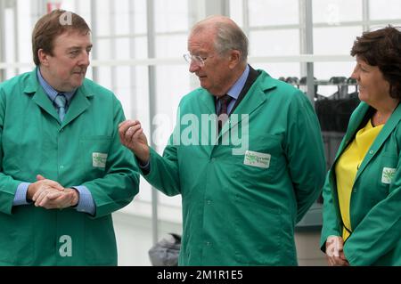 VIB Direktor des Departements Biologische systeme der Pflanzen Dirk Inze, König Albert II von Belgien und Flämischer Minister für Medien, Forschung und Innovation, Armut und die flämische Energiegesellschaft Ingrid Lieten bei einem Besuch des „Vlaams Instituut voor Biotechnologie (VIB)“ (Flämisches Institut für Biotechnologie) In Zwijnaarde, im Technologiepark, Mittwoch, den 12. Juni 2013. Stockfoto