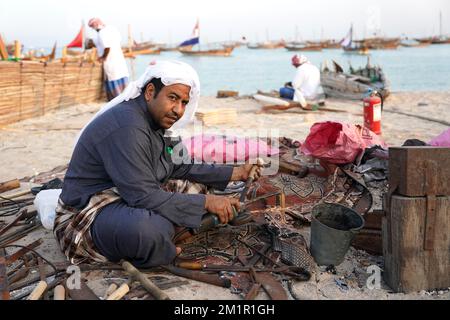 Einheimische Arbeiter im Katara Cultural Village in Doha, Katar. Foto: Dienstag, 13. Dezember 2022. Stockfoto