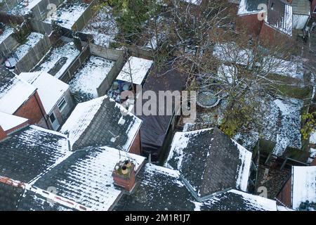 Clarence Road, Handsworth, 13.. Dezember 2022. Schwarze frostfreie Plane deckt das Gebiet ab, in dem die Polizei im Garten eines Hauses an der Clarence Road in Handsworth nach menschlichen Überresten sucht, wo die Detectives heute (Dienstag, 13. Dezember) begonnen haben, den Garten eines Handsworth-Grundstücks zu durchsuchen, nachdem sie Informationen über die mögliche Beerdigung menschlicher Überreste erhalten haben. Es wurden Informationen über den Tod eines Kindes in einem Haus in der Clarence Road im Jahr 2020 empfangen und eine Untersuchung wurde eingeleitet. Zwei Personen, ein Mann im Alter von 40 Jahren und eine Frau im Alter von 41 Jahren, wurden am 9. Dezember wegen des Verdachts der Verursachung oder aller Verursacher festgenommen Stockfoto