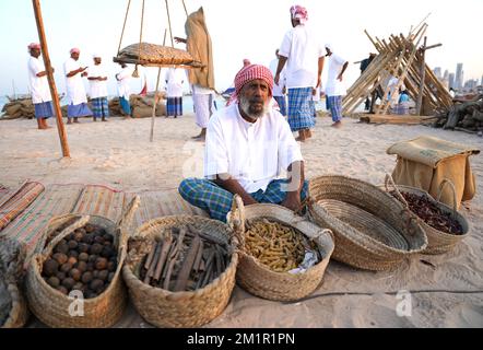 Einheimische Arbeiter im Katara Cultural Village in Doha, Katar. Foto: Dienstag, 13. Dezember 2022. Stockfoto