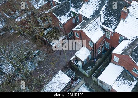 Clarence Road, Handsworth, 13.. Dezember 2022. Schwarze frostfreie Plane deckt das Gebiet ab, in dem die Polizei im Garten eines Hauses an der Clarence Road in Handsworth nach menschlichen Überresten sucht, wo die Detectives heute (Dienstag, 13. Dezember) begonnen haben, den Garten eines Handsworth-Grundstücks zu durchsuchen, nachdem sie Informationen über die mögliche Beerdigung menschlicher Überreste erhalten haben. Es wurden Informationen über den Tod eines Kindes in einem Haus in der Clarence Road im Jahr 2020 empfangen und eine Untersuchung wurde eingeleitet. Zwei Personen, ein Mann im Alter von 40 Jahren und eine Frau im Alter von 41 Jahren, wurden am 9. Dezember wegen des Verdachts der Verursachung oder aller Verursacher festgenommen Stockfoto