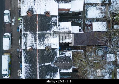 Clarence Road, Handsworth, 13.. Dezember 2022. Schwarze frostfreie Plane deckt das Gebiet ab, in dem die Polizei im Garten eines Hauses an der Clarence Road in Handsworth nach menschlichen Überresten sucht, wo die Detectives heute (Dienstag, 13. Dezember) begonnen haben, den Garten eines Handsworth-Grundstücks zu durchsuchen, nachdem sie Informationen über die mögliche Beerdigung menschlicher Überreste erhalten haben. Es wurden Informationen über den Tod eines Kindes in einem Haus in der Clarence Road im Jahr 2020 empfangen und eine Untersuchung wurde eingeleitet. Zwei Personen, ein Mann im Alter von 40 Jahren und eine Frau im Alter von 41 Jahren, wurden am 9. Dezember wegen des Verdachts der Verursachung oder aller Verursacher festgenommen Stockfoto