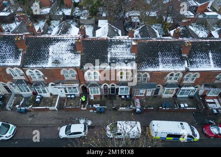 Clarence Road, Handsworth, 13.. Dezember 2022. Schwarze frostfreie Plane deckt das Gebiet ab, in dem die Polizei im Garten eines Hauses an der Clarence Road in Handsworth nach menschlichen Überresten sucht, wo die Detectives heute (Dienstag, 13. Dezember) begonnen haben, den Garten eines Handsworth-Grundstücks zu durchsuchen, nachdem sie Informationen über die mögliche Beerdigung menschlicher Überreste erhalten haben. Es wurden Informationen über den Tod eines Kindes in einem Haus in der Clarence Road im Jahr 2020 empfangen und eine Untersuchung wurde eingeleitet. Zwei Personen, ein Mann im Alter von 40 Jahren und eine Frau im Alter von 41 Jahren, wurden am 9. Dezember wegen des Verdachts der Verursachung oder aller Verursacher festgenommen Stockfoto