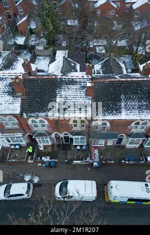 Clarence Road, Handsworth, 13.. Dezember 2022. Schwarze frostfreie Plane deckt das Gebiet ab, in dem die Polizei im Garten eines Hauses an der Clarence Road in Handsworth nach menschlichen Überresten sucht, wo die Detectives heute (Dienstag, 13. Dezember) begonnen haben, den Garten eines Handsworth-Grundstücks zu durchsuchen, nachdem sie Informationen über die mögliche Beerdigung menschlicher Überreste erhalten haben. Es wurden Informationen über den Tod eines Kindes in einem Haus in der Clarence Road im Jahr 2020 empfangen und eine Untersuchung wurde eingeleitet. Zwei Personen, ein Mann im Alter von 40 Jahren und eine Frau im Alter von 41 Jahren, wurden am 9. Dezember wegen des Verdachts der Verursachung oder aller Verursacher festgenommen Stockfoto