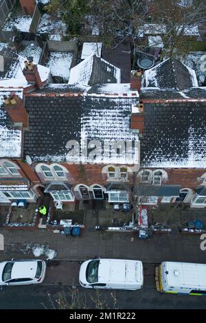 Clarence Road, Handsworth, 13.. Dezember 2022. Schwarze frostfreie Plane deckt das Gebiet ab, in dem die Polizei im Garten eines Hauses an der Clarence Road in Handsworth nach menschlichen Überresten sucht, wo die Detectives heute (Dienstag, 13. Dezember) begonnen haben, den Garten eines Handsworth-Grundstücks zu durchsuchen, nachdem sie Informationen über die mögliche Beerdigung menschlicher Überreste erhalten haben. Es wurden Informationen über den Tod eines Kindes in einem Haus in der Clarence Road im Jahr 2020 empfangen und eine Untersuchung wurde eingeleitet. Zwei Personen, ein Mann im Alter von 40 Jahren und eine Frau im Alter von 41 Jahren, wurden am 9. Dezember wegen des Verdachts der Verursachung oder aller Verursacher festgenommen Stockfoto