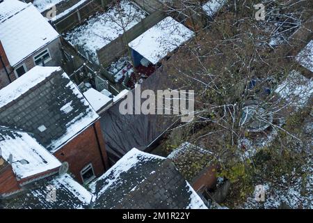 Clarence Road, Handsworth, 13.. Dezember 2022. Schwarze frostfreie Plane deckt das Gebiet ab, in dem die Polizei im Garten eines Hauses an der Clarence Road in Handsworth nach menschlichen Überresten sucht, wo die Detectives heute (Dienstag, 13. Dezember) begonnen haben, den Garten eines Handsworth-Grundstücks zu durchsuchen, nachdem sie Informationen über die mögliche Beerdigung menschlicher Überreste erhalten haben. Es wurden Informationen über den Tod eines Kindes in einem Haus in der Clarence Road im Jahr 2020 empfangen und eine Untersuchung wurde eingeleitet. Zwei Personen, ein Mann im Alter von 40 Jahren und eine Frau im Alter von 41 Jahren, wurden am 9. Dezember wegen des Verdachts der Verursachung oder aller Verursacher festgenommen Stockfoto