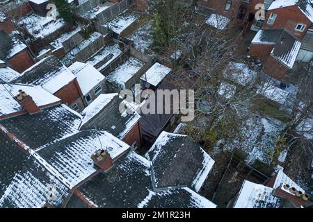 Clarence Road, Handsworth, 13.. Dezember 2022. Schwarze frostfreie Plane deckt das Gebiet ab, in dem die Polizei im Garten eines Hauses an der Clarence Road in Handsworth nach menschlichen Überresten sucht, wo die Detectives heute (Dienstag, 13. Dezember) begonnen haben, den Garten eines Handsworth-Grundstücks zu durchsuchen, nachdem sie Informationen über die mögliche Beerdigung menschlicher Überreste erhalten haben. Es wurden Informationen über den Tod eines Kindes in einem Haus in der Clarence Road im Jahr 2020 empfangen und eine Untersuchung wurde eingeleitet. Zwei Personen, ein Mann im Alter von 40 Jahren und eine Frau im Alter von 41 Jahren, wurden am 9. Dezember wegen des Verdachts der Verursachung oder aller Verursacher festgenommen Stockfoto