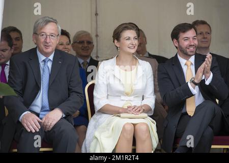 Der luxemburgische Premierminister Jean-Claude Juncker, Prinzessin Stephanie von Luxemburg und Prinz Guillaume, der Erbgroßherzog von Luxemburg, wurden bei einem Besuch des luxemburgischen Königspaares in Esch an der Alzette am Samstag, den 22. Juni 2013, anlässlich des Luxemburger Nationalfeiertags am 23. Juni vorgestellt. Stockfoto