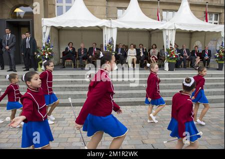 Prinzessin Stephanie von Luxemburg und Prinz Guillaume, der Erbgroßherzog von Luxemburg, bei einem Besuch des luxemburgischen Königspaares in Esch-sur-Alzette am Samstag, den 22. Juni 2013 anlässlich des Luxemburger Nationalfeiertags am 23. Juni. Stockfoto