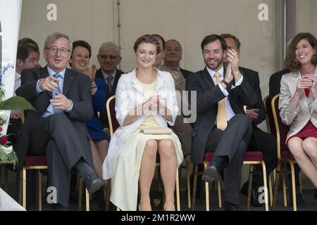 Der luxemburgische Premierminister Jean-Claude Juncker, Prinzessin Stephanie von Luxemburg und Prinz Guillaume, der Erbgroßherzog von Luxemburg, wurden bei einem Besuch des luxemburgischen Königspaares in Esch an der Alzette am Samstag, den 22. Juni 2013, anlässlich des Luxemburger Nationalfeiertags am 23. Juni vorgestellt. Stockfoto