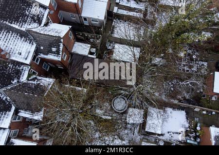 Allgemeiner Blick auf die Rückseite der Grundstücke der Clarence Road, Handsworth, Birmingham, wo die West Midlands Polizei den Tod eines Kindes untersucht und begonnen hat, einen Garten zu durchsuchen, nachdem sie Informationen über die mögliche Beerdigung menschlicher Überreste erhalten hat. Die Suche auf dem Grundstück war nicht mit den aktuellen Bewohnern der Adresse verbunden, sagte die Polizei. Foto: Dienstag, 13. Dezember 2022. Stockfoto