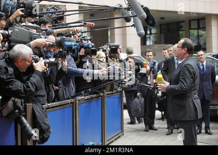 Der französische Präsident Francois Hollande spricht mit der Presse im Vorfeld einer Tagung des Europäischen rates am ersten Tag des EU-Gipfels der Staats- und Regierungschefs am EU-Hauptsitz am Donnerstag, den 27. Juni 2013 in Brüssel. Stockfoto