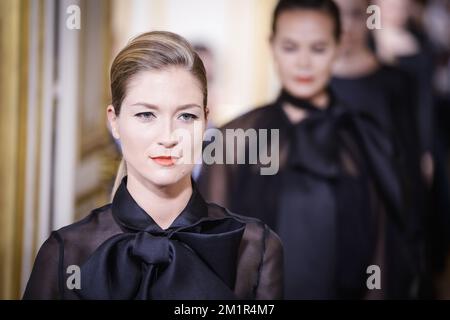 Das Bild zeigt die Herbstmontags-Wintermonate 2013 der Haute Couture-Modenschau des belgischen Designers Edouard Vermeulen für Natan, Montag, den 01. Juli 2013, in der belgischen Botschaft in Paris, Frankreich. BELGA FOTO LAURIE DIEFFEMBACQ Stockfoto