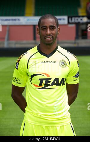 Lokerens Torwart Barry Boubacar Copa wurde während des Season-Fotoshooting bei der belgischen Fußballmannschaft Sporting Lokeren, Dienstag, den 02. Juli 2013 in Lokeren, fotografiert. BELGA FOTO KURT DESPLENTER Stockfoto