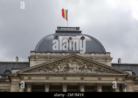 20130703 - BRÜSSEL, BELGIEN: Abbildung zeigt die belgische Flagge auf dem Königspalast am Paleizenplein - Place des Palais in Brüssel, Mittwoch, den 03. Juli 2013. Um 18:00 Uhr wird König Albert II. Von Belgien in einer Rede vor dem belgischen Volk sprechen, die gleichzeitig über die vier großen belgischen Fernsehketten und deren Radios ausgestrahlt wird. Es wird davon ausgegangen, dass König Albert II. Den Thron abgibt. BELGA FOTO OLIVIER VIN Stockfoto