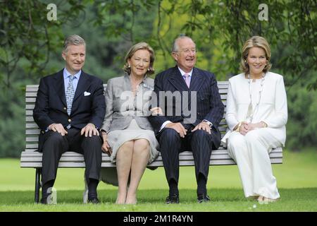 20080617 Uhr - BRÜSSEL, BELGIEN: (L-R) Prinz Philippe, Königin Paola, König Albert II und Prinzessin Mathilde von Belgien, die am Dienstag, den 17. Juni 2008, bei einer Fotosession mit Mitgliedern der Königsfamilie im Königlichen Schloss Laeken/Laken fotografiert wurden. BELGA FOTO DIRK WAEM Stockfoto