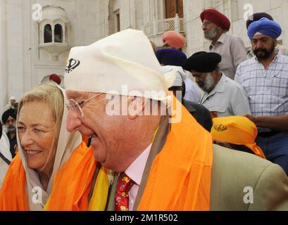 20081105 Uhr - NEU-DELHI, INDIEN: (L-R) Königin Paola und König Albert II. Von Belgien, abgebildet bei einem Besuch des Gurudwara Bangla Sahib Tempels, einem wichtigen Sikh Tempel, in Neu-Delhi, Mittwoch, 05. November 2008. König Albert und Königin Paola von Belgien sind zusammen mit einer akademischen und wirtschaftlichen Delegation auf einem 10-tägigen Staatsbesuch in Indien. BELGA-FOTOPOOL FRANCOIS LENOIR Stockfoto