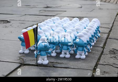 20130703 – BRÜSSEL, BELGIEN: Abbildung zeigt eine Armee von Schlümpfen mit belgischer Flagge, ausgestellt von Pim Notebaert für eine Facebook-Herausforderung "Filmfans Belgiens" vor dem Königspalast am Paleizenplein - Place des Palais in Brüssel, Mittwoch, den 03. Juli 2013. Um 18:00 Uhr wird König Albert II. Von Belgien in einer Rede vor dem belgischen Volk sprechen, die gleichzeitig über die vier großen belgischen Fernsehketten und deren Radios ausgestrahlt wird. Es wird davon ausgegangen, dass König Albert II. Den Thron abgibt. BELGA FOTO OLIVIER VIN Stockfoto