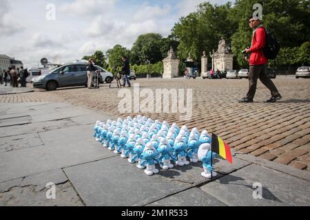 20130703 – BRÜSSEL, BELGIEN: Abbildung zeigt eine Armee von Schlümpfen mit belgischer Flagge, ausgestellt von Pim Notebaert für eine Facebook-Herausforderung "Filmfans Belgiens" vor dem Königspalast am Paleizenplein - Place des Palais in Brüssel, Mittwoch, den 03. Juli 2013. Um 18:00 Uhr wird König Albert II. Von Belgien in einer Rede vor dem belgischen Volk sprechen, die gleichzeitig über die vier großen belgischen Fernsehketten und deren Radios ausgestrahlt wird. Es wird davon ausgegangen, dass König Albert II. Den Thron abgibt. BELGA FOTO OLIVIER VIN Stockfoto