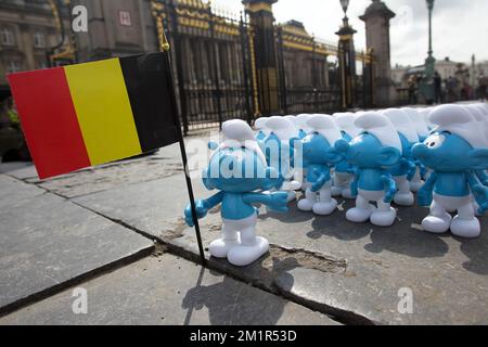 20130703 - BRÜSSEL, BELGIEN: Das Bild zeigt Schlümpfe mit belgischer Flagge vor dem Königspalast am Paleizenplein - Place des Palais in Brüssel, Mittwoch, den 03. Juli 2013. Um 18:00 Uhr wird König Albert II. Von Belgien in einer Rede vor dem belgischen Volk sprechen, die gleichzeitig über die vier großen belgischen Fernsehketten und deren Radios ausgestrahlt wird. Es wird davon ausgegangen, dass König Albert II. Den Thron abgibt. BELGA PHOTO VIRGINIE LEFOUR Stockfoto