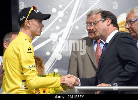 Der britische Chris Froome von Team Sky und Francois Hollande, französischer Präsident, wurden nach der neunten Etappe des Radrennens Tour de France 100., 165km von Saint-Girons nach Bagneres-de-Bigorre, Frankreich, am Sonntag, den 07. Juli 2013 vorgestellt. Stockfoto