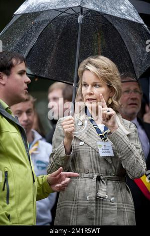 Dieses Bild zeigt Prinzessin Mathilde von Belgien, die zukünftige belgische Königin, bei einem königlichen Besuch des Jugendlagers „Puur Avontuur“ (Pure Adventure - Aventure Pure) im Gebiet Massembre in Heer-sur-Meuse (Belgien), das von Kazou am Mittwoch, den 03. Juli 2013 organisiert wurde. Stockfoto