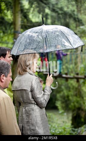 Dieses Bild zeigt Prinzessin Mathilde von Belgien, die zukünftige belgische Königin, bei einem königlichen Besuch des Jugendlagers „Puur Avontuur“ (Pure Adventure - Aventure Pure) im Gebiet Massembre in Heer-sur-Meuse (Belgien), das von Kazou am Mittwoch, den 03. Juli 2013 organisiert wurde. Stockfoto