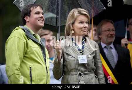 Dieses Bild zeigt Prinzessin Mathilde von Belgien, die zukünftige belgische Königin, bei einem königlichen Besuch des Jugendlagers „Puur Avontuur“ (Pure Adventure - Aventure Pure) im Gebiet Massembre in Heer-sur-Meuse (Belgien), das von Kazou am Mittwoch, den 03. Juli 2013 organisiert wurde. Stockfoto