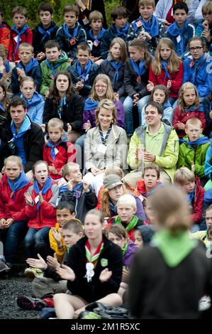 Dieses Bild zeigt Prinzessin Mathilde von Belgien, die zukünftige belgische Königin, bei einem königlichen Besuch des Jugendlagers „Puur Avontuur“ (Pure Adventure - Aventure Pure) im Gebiet Massembre in Heer-sur-Meuse (Belgien), das von Kazou am Mittwoch, den 03. Juli 2013 organisiert wurde. Stockfoto