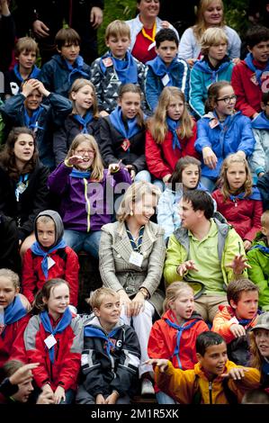 Dieses Bild zeigt Prinzessin Mathilde von Belgien, die zukünftige belgische Königin, bei einem königlichen Besuch des Jugendlagers „Puur Avontuur“ (Pure Adventure - Aventure Pure) im Gebiet Massembre in Heer-sur-Meuse (Belgien), das von Kazou am Mittwoch, den 03. Juli 2013 organisiert wurde. Stockfoto