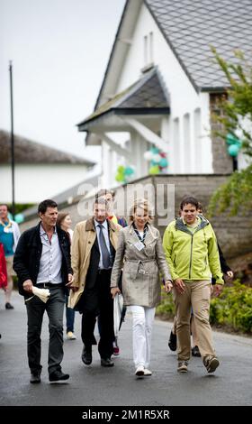 Dieses Bild zeigt Prinzessin Mathilde von Belgien, die zukünftige belgische Königin, bei einem königlichen Besuch des Jugendlagers „Puur Avontuur“ (Pure Adventure - Aventure Pure) im Gebiet Massembre in Heer-sur-Meuse (Belgien), das von Kazou am Mittwoch, den 03. Juli 2013 organisiert wurde. Stockfoto