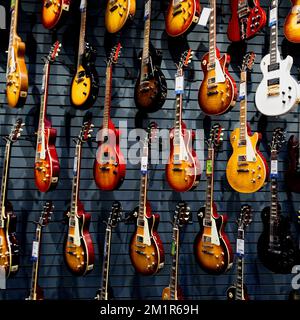 Elektrische Gitarren werden in einem Musikinstrumentladen ausgestellt. Ontario Kanada Stockfoto