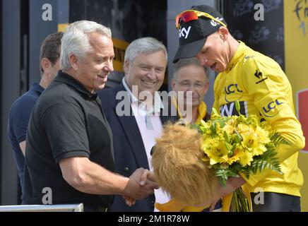 Greg LeMond und Chris Froome von Team Sky in Großbritannien im gelben Trikot des Anführers im allgemeinen Ranking, das nach der fünfzehnten Etappe des Radrennen Tour de France 100., 242km von Givors nach Mont Ventoux, Frankreich, am Sonntag, den 14. Juli 2013 abgebildet wurde. Stockfoto